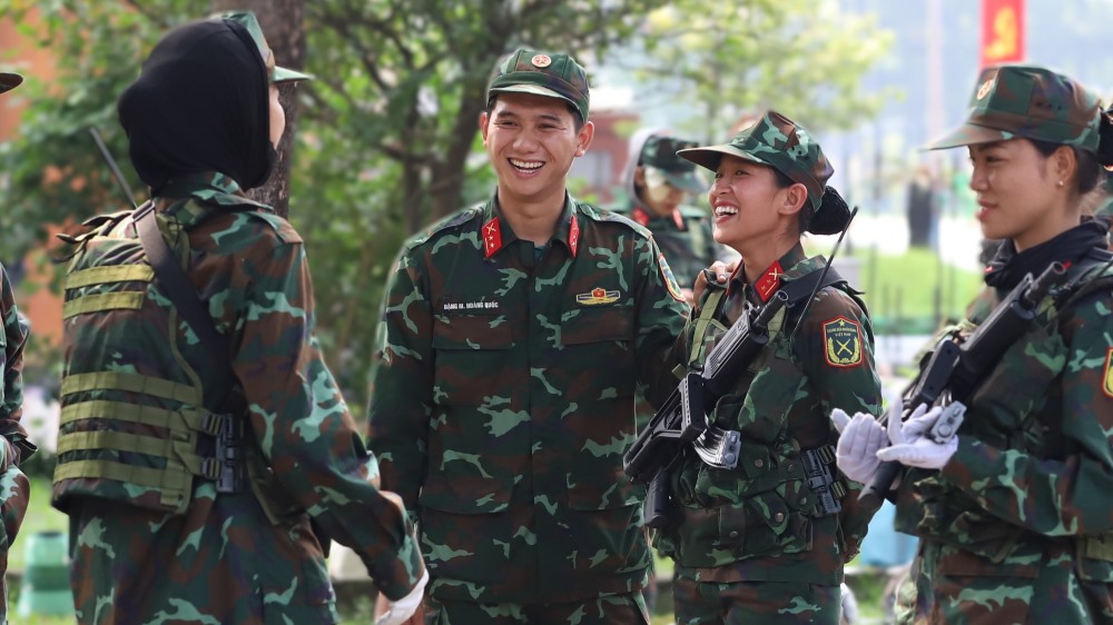  Giua nhung gio tap cang thang la khoanh khac nghi ngoi hiem hoi, noi nu cuoi rang ro va anh mat nhiet huyet toat len tinh than Biet dong Sai Gon.