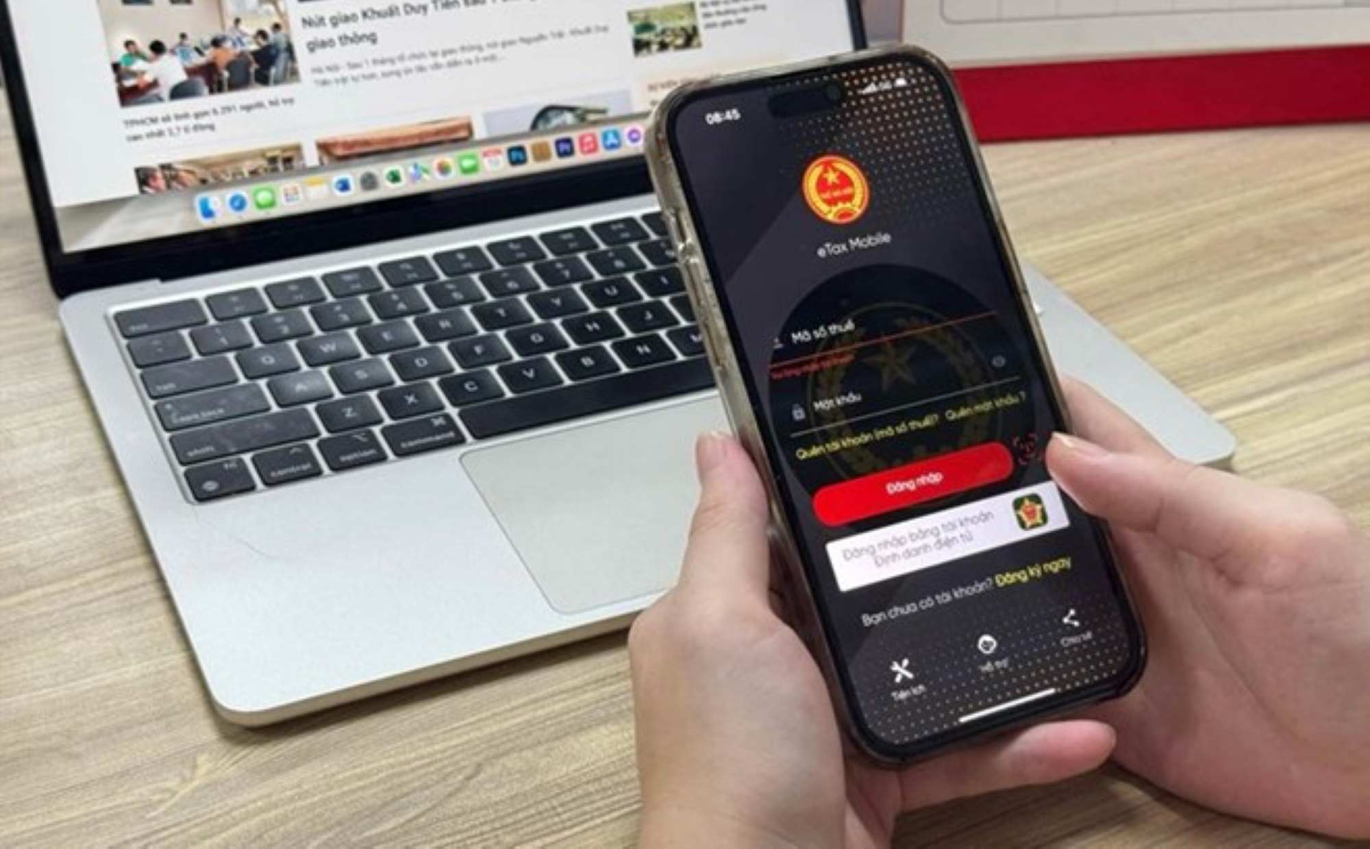 Taxpayers check personal income tax information on the eTax Mobile application. Photo: Thanh Van