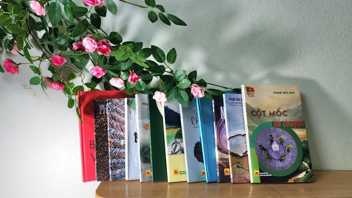 Book by poet Pham Van Anh, an 8X pen with great energy in the army writer team. Photo: Pham Van Anh
