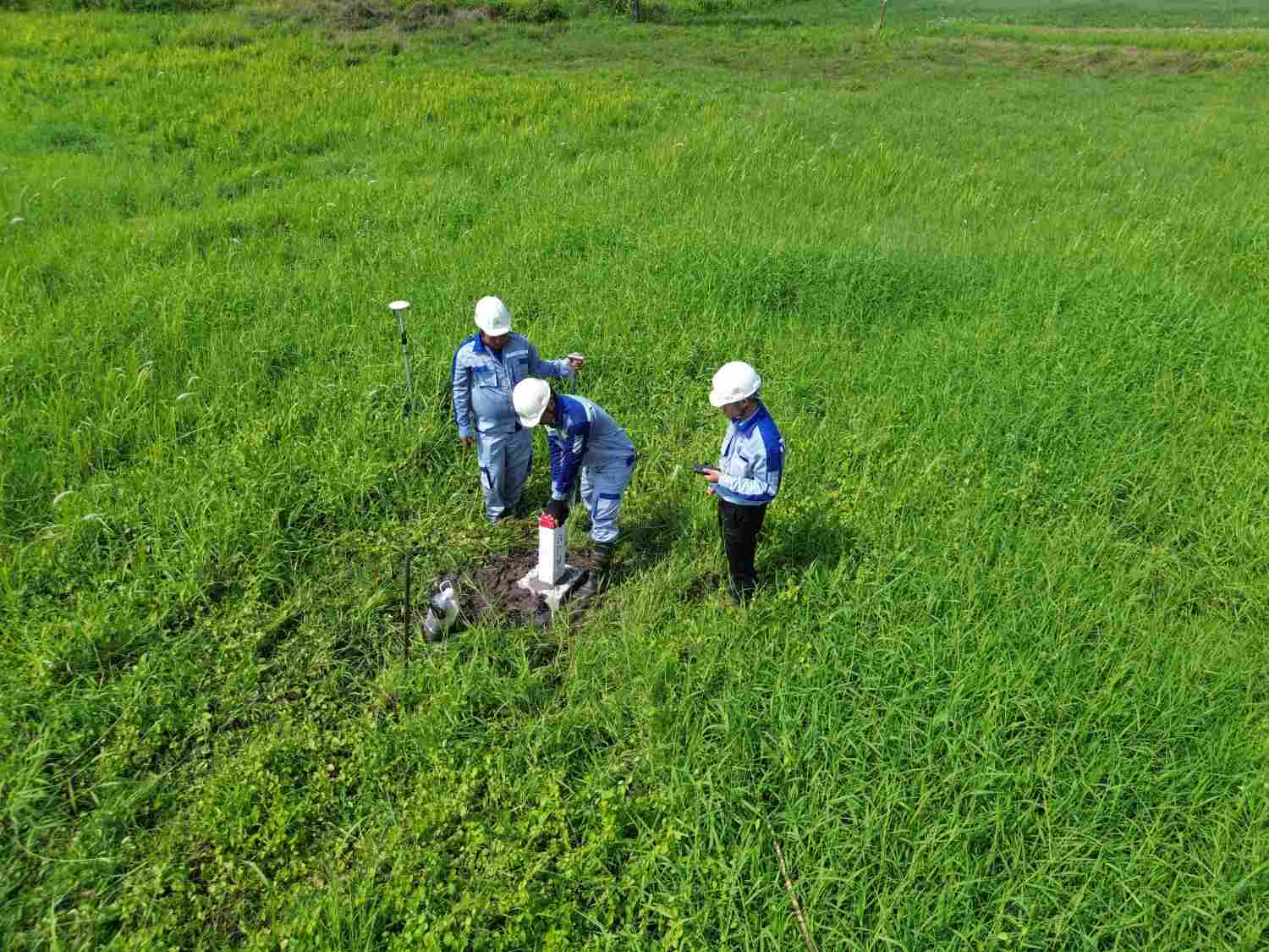 Cam coc ranh giai phong mat bang cao toc TPHCM - Moc Bai.  Anh: Minh Quan