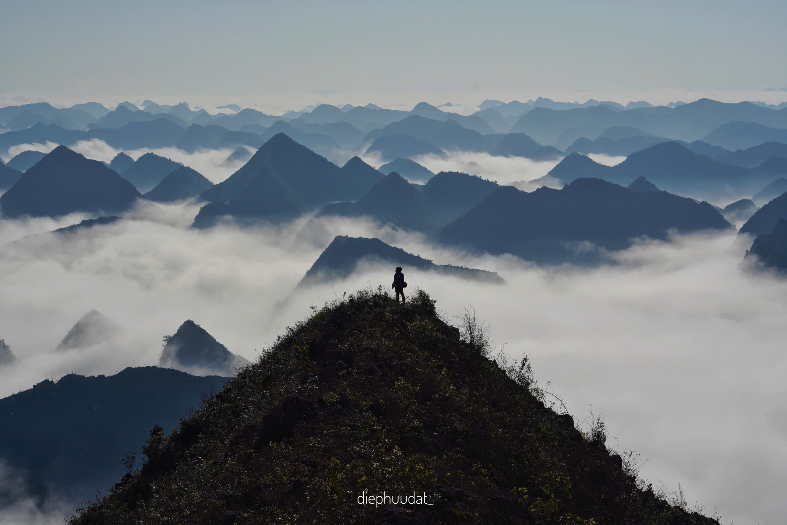 “Toi di Ha Giang kha nhieu roi va day cung khong phai lan dau san duoc may, nhung co the coi Dong Van la bien may kho nhat toi tung kiem tim. Bien may giua cao nguyen da va ca qua trinh san may cho toi nhieu cam xuc nhat tu truoc den nay“, Dat chia se.