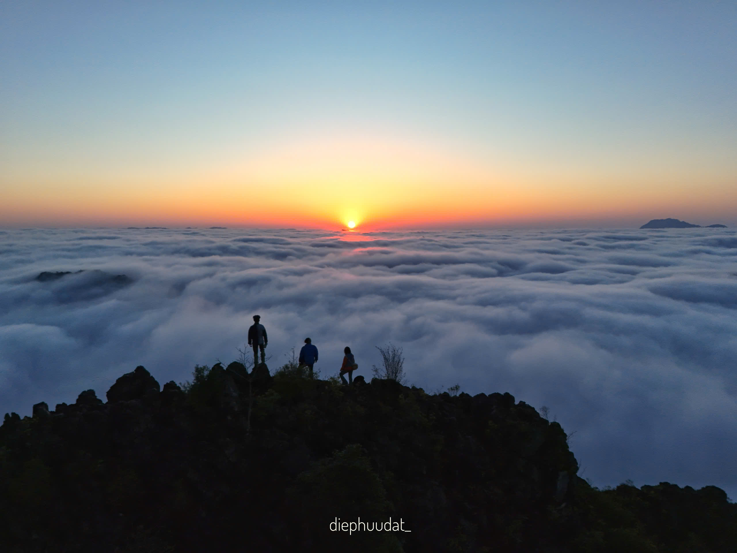 Contemplar el brillante amanecer sobre el mar de nubes blancas como el algodón en Dong Van puede considerarse una experiencia 