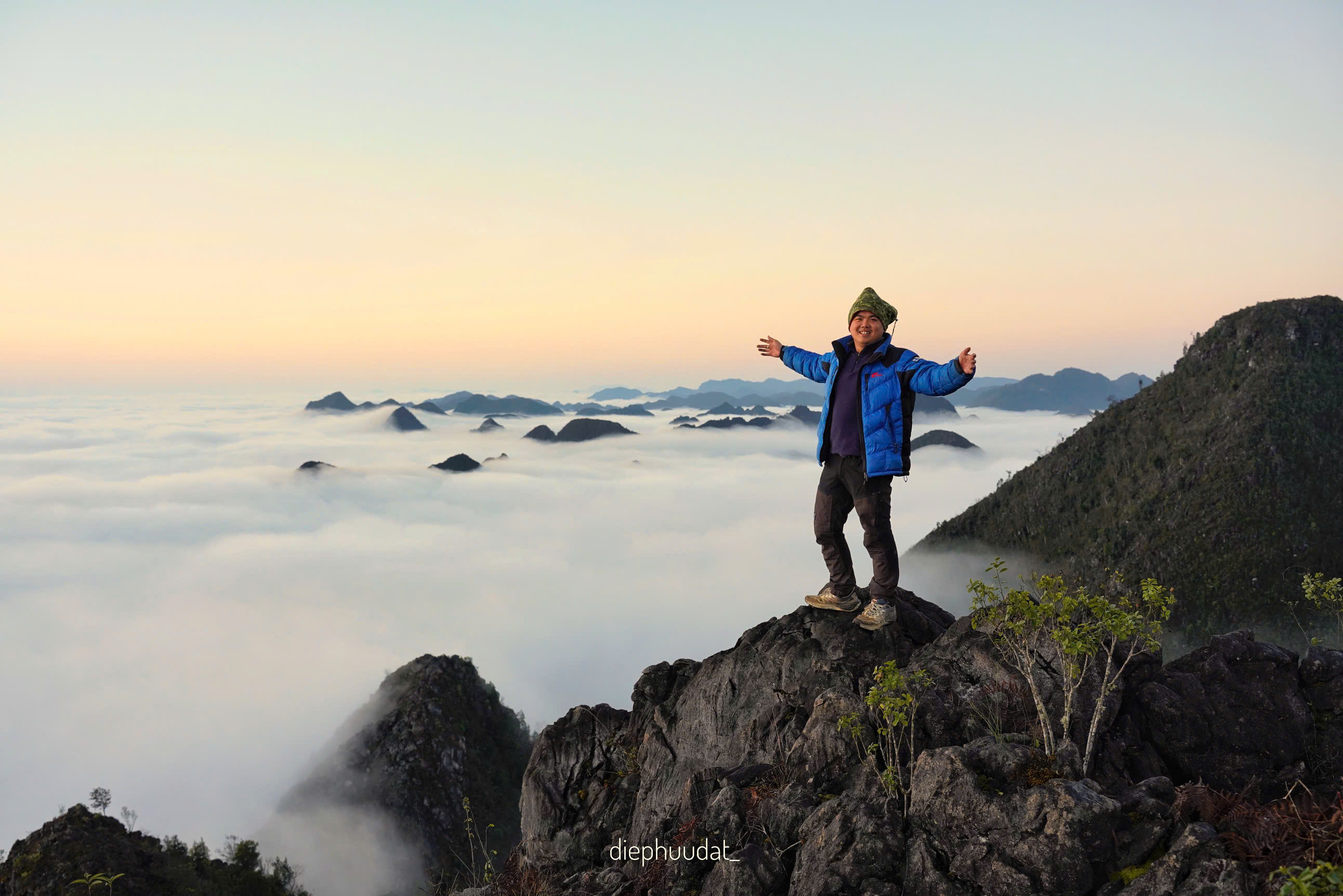 Diep Huu Dat (26 años) es actualmente fotógrafo independiente en Ta Xua, Son La. A principios de marzo, sus amigos lo invitaron a Ha Giang para buscar el 