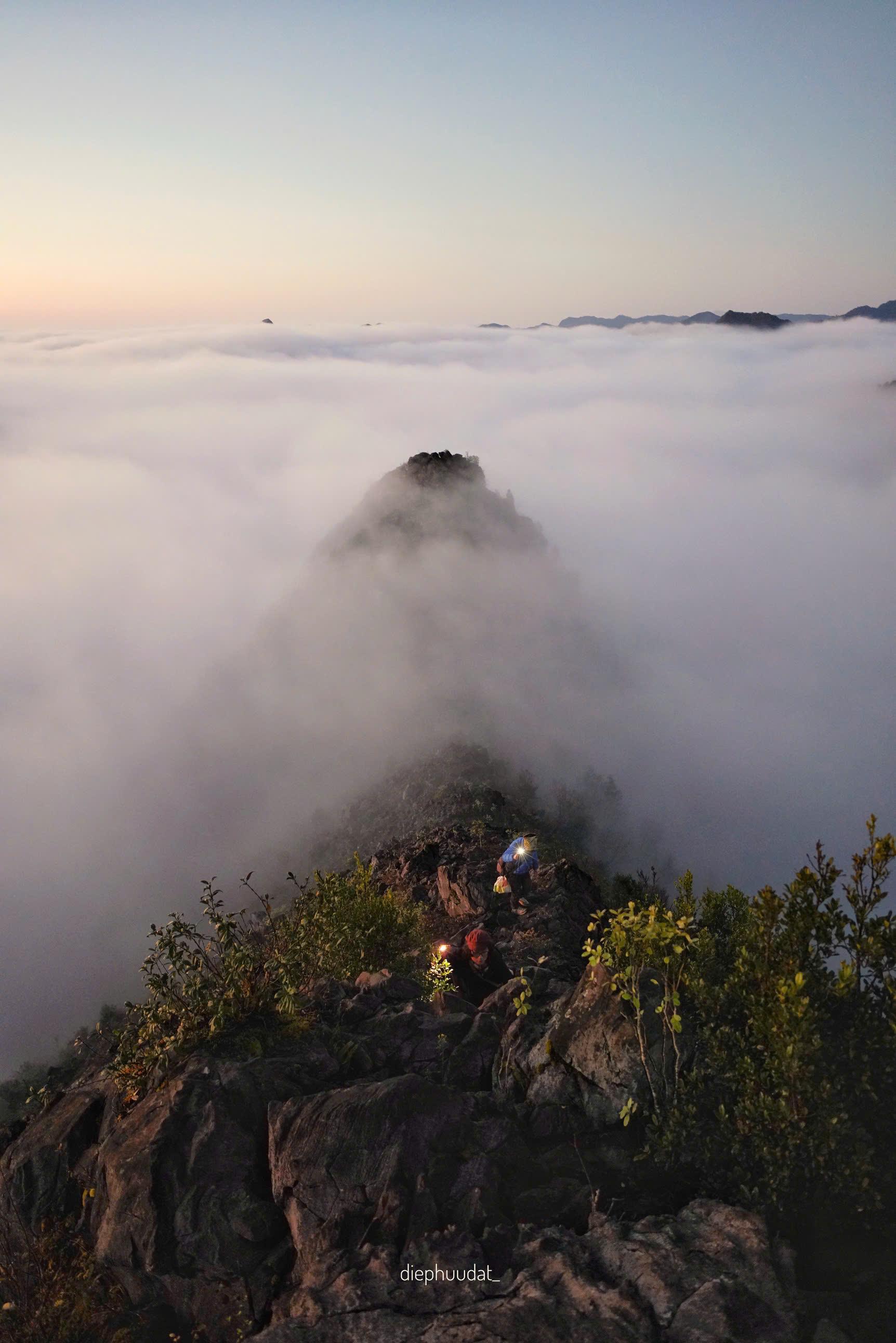 A primera hora de la mañana las nubes cubrían todo el cielo y se elevaban hasta cubrir los picos rocosos de Dong Van. Dat y sus amigos tuvieron que usar linternas frontales y caminar a tientas desde las 4:30 a.m. para llegar a tiempo para el amanecer.