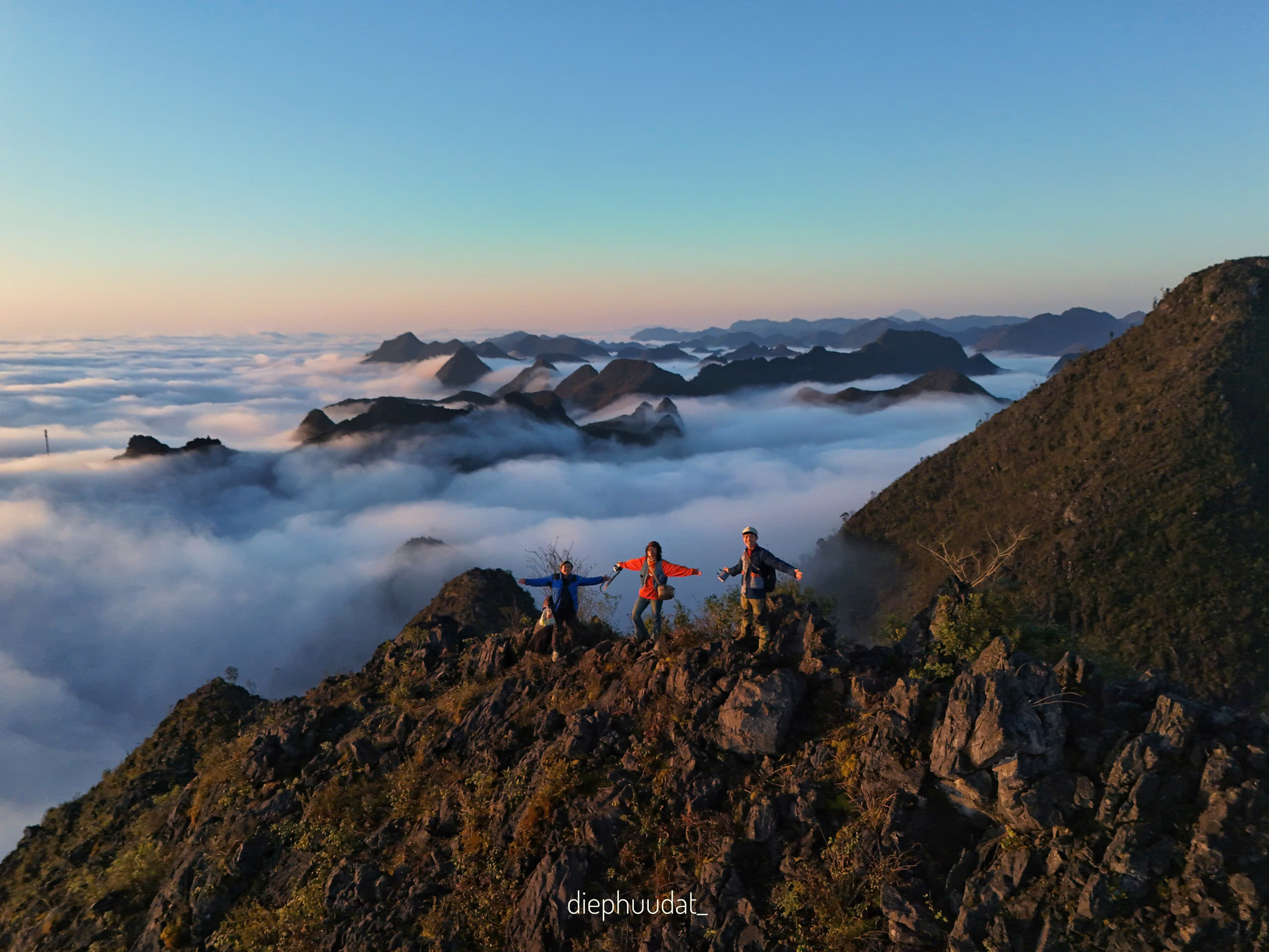 Hablando sobre el camino de caza de nubes de Dong Van, Dat dijo que esta ruta es resbaladiza porque hay que conducir muy alto (subir la colina) hasta el punto en que ya no se puede conducir, luego hay que caminar. Explora el camino temprano por la mañana hasta el pie de la montaña rocosa y continúa subiendo el acantilado lo más alto posible para ver el mar de nubes.