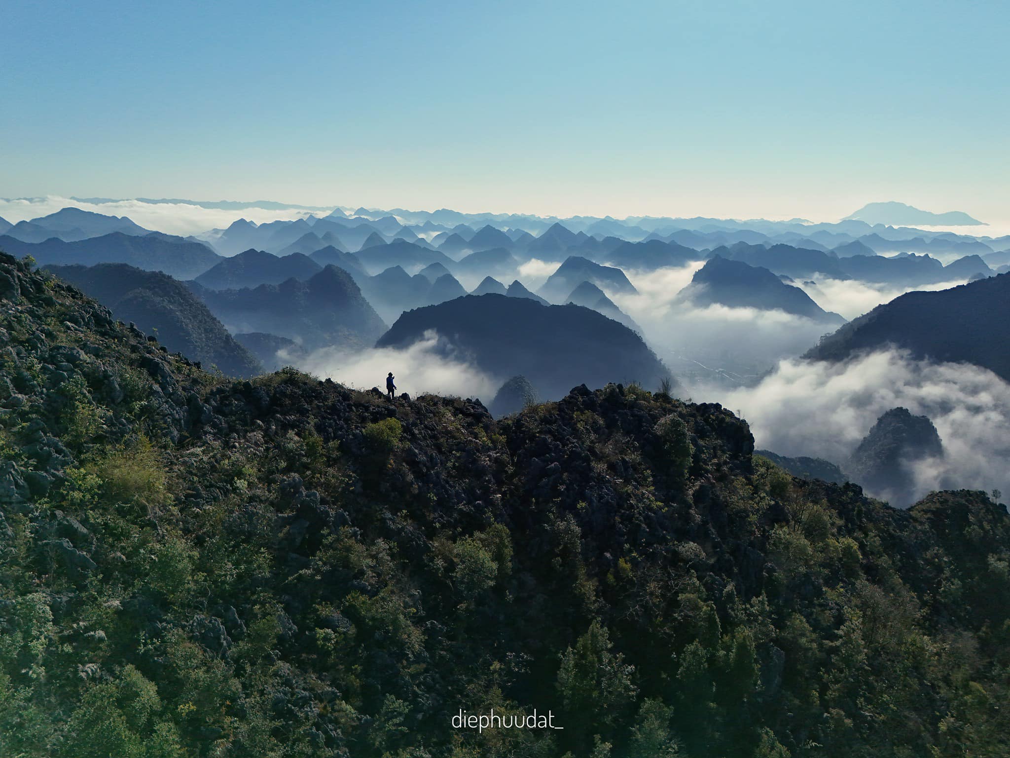 La escena de ondulantes montañas rocosas entre las nubes matinales que se abren paso a través de los valles de abajo es algo que no todos pueden ver con sus propios ojos.