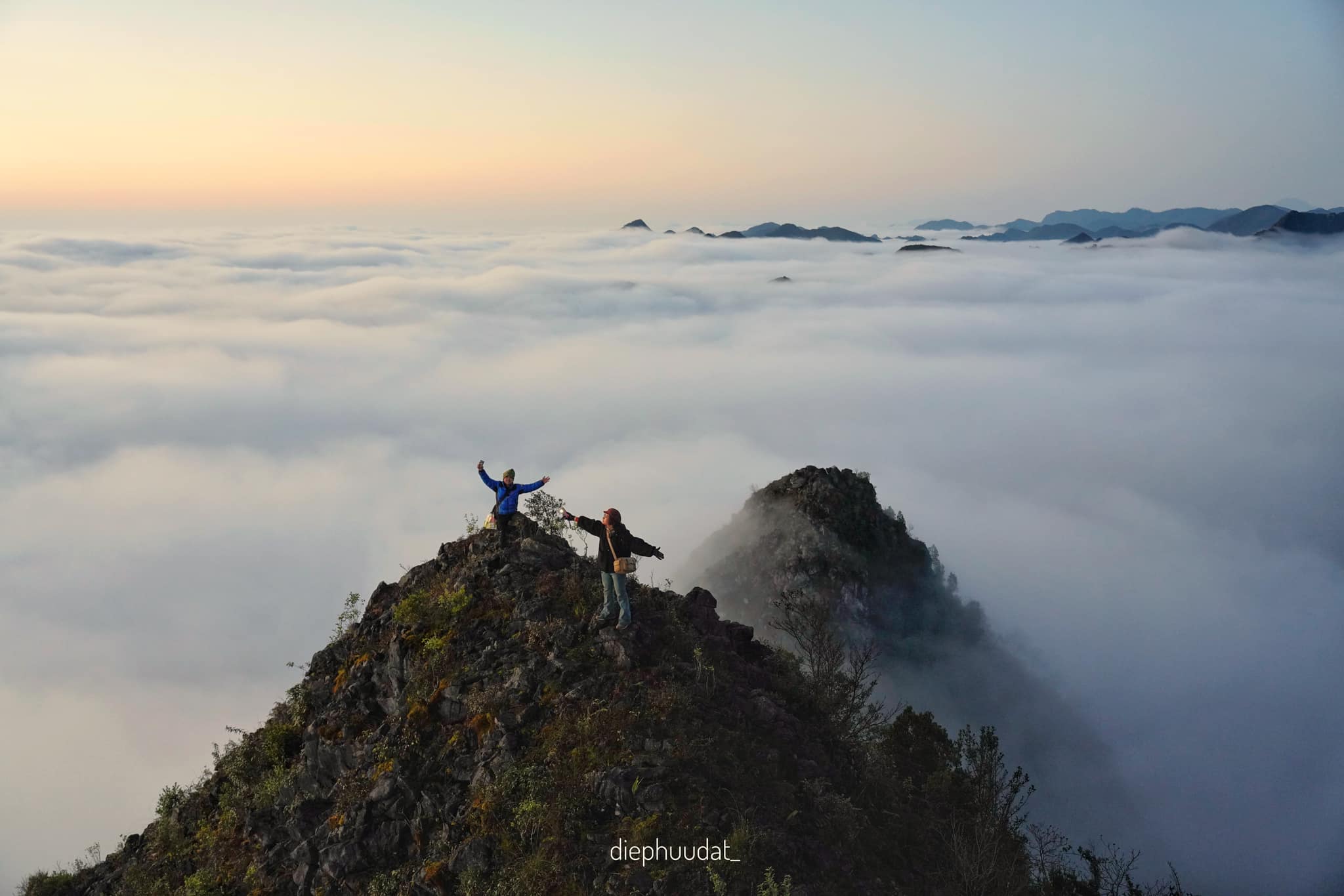 El costo de cazar nubes en Ha Giang que Dat compartió incluye: 250.000 VND por el autobús, 180.000 VND por alquiler de motocicleta/día, cama en dormitorio alrededor de 100.000 VND/noche, comida promedio 100.000 VND/comida. Para que su viaje de caza de nubes sea seguro y sencillo, necesitará un guía o contar con experiencia en predicción meteorológica, buenas habilidades para conducir motocicletas, caminar y escalar montañas.