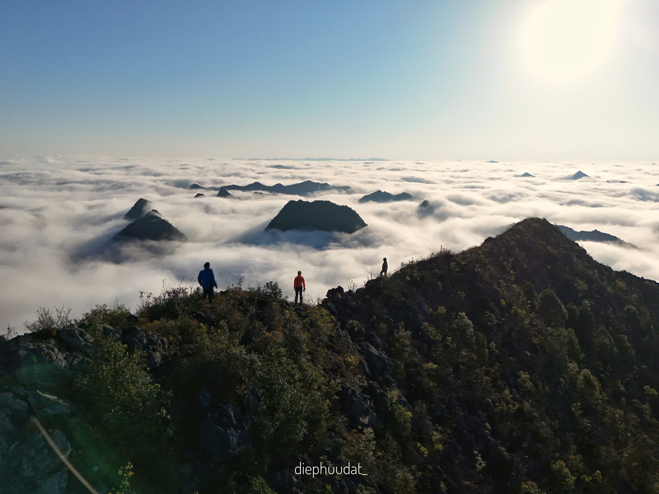 Ha Giang tiene muchos lugares interesantes para cazar nubes, como el pico Chieu Lau Thi, la ladera Bac Sum, la puerta del cielo Quan Ba, el paso Ma Pi Leng, el río Nho Que... Sin embargo, la mayoría de las carreteras en Ha Giang son pasos empinados con curvas cerradas que requieren que los conductores estén alerta y constantes. El accidentado terreno montañoso es propenso a perder la señal móvil, por lo que necesita descargar aplicaciones de mapas sin conexión para evitar perderse.