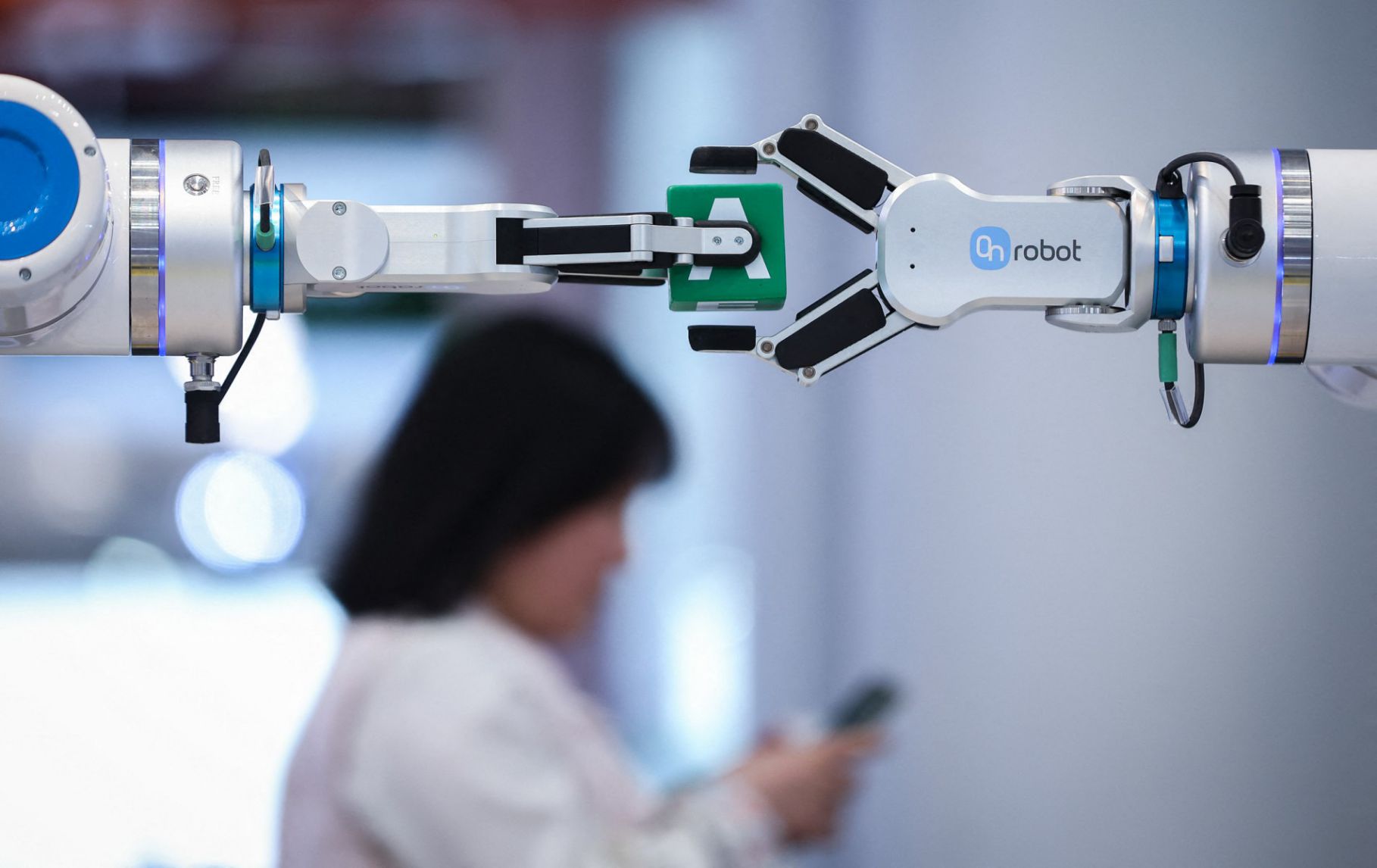 Despite facing many barriers, women still have many opportunities to develop in the technology industry. Photo: AFP