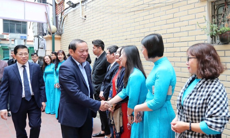Minister Nguyen Van Hung visited and worked with the Press Department.