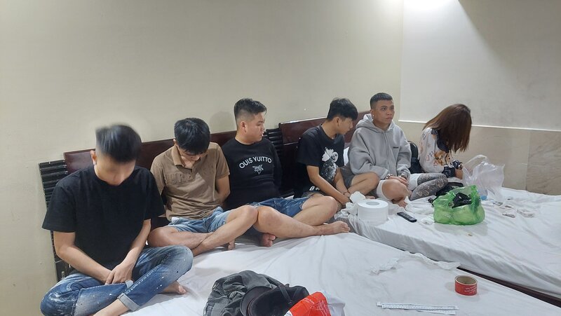 Arrested 6 subjects buying drugs from Ho Chi Minh City for use. Photo: Provided by the police