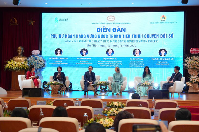 Speakers at the Forum " banking women take a steady step in the digital transformation process". Photo: Hoang Giap