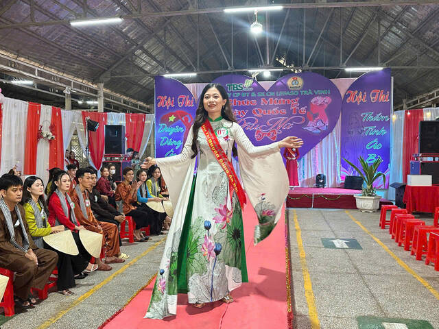 40 workers participated in the contest for ao dai and ao ba charming. Photo: Hoang Loc