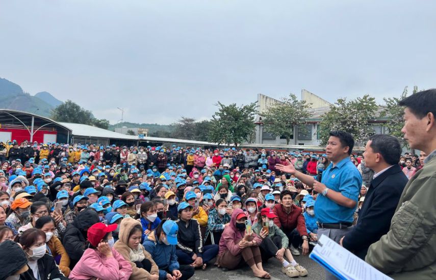 Mr. Nguyen Xuan Tuan - Head of the Policy and Law Department of the Thanh Hoa Provincial Federation of Labor discussed with workers of Akalia Nhu Thanh Company on March 7. Photo: Xuan Hung