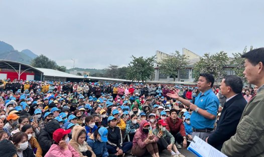 Ông Nguyễn Xuân Tuấn - Trưởng ban Chính sách - Pháp luật LĐLĐ tỉnh Thanh Hóa trao đổi với công nhân Công ty Akalia Như Thanh ngày 7.3. Ảnh: Xuân Hùng