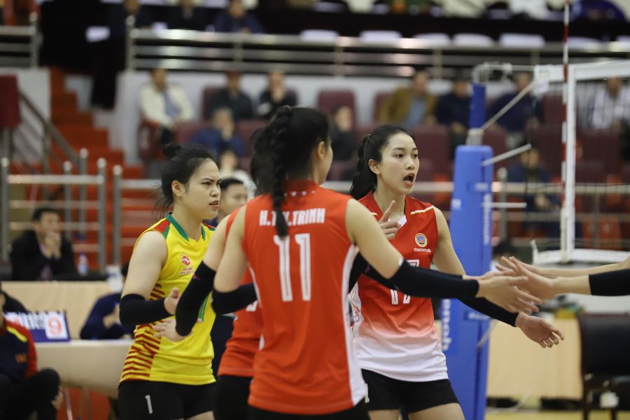 Dau vay, den set 4, chat linh cua cac co gai Binh chung Thong tin lai mot lan nua duoc phat huy. Cac vi tri phoi hop voi nhau an y de mang ve chien thang trong set dau nay, qua do thang chung cuoc voi ti so 3-1.