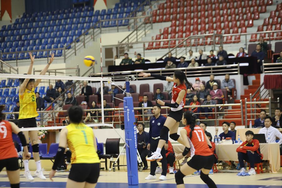 Nguyen Thi Phuong (so 17) la nhan to choi noi bat, giup doi bong ao linh thang 2 set dau de dan truoc 2-0.  