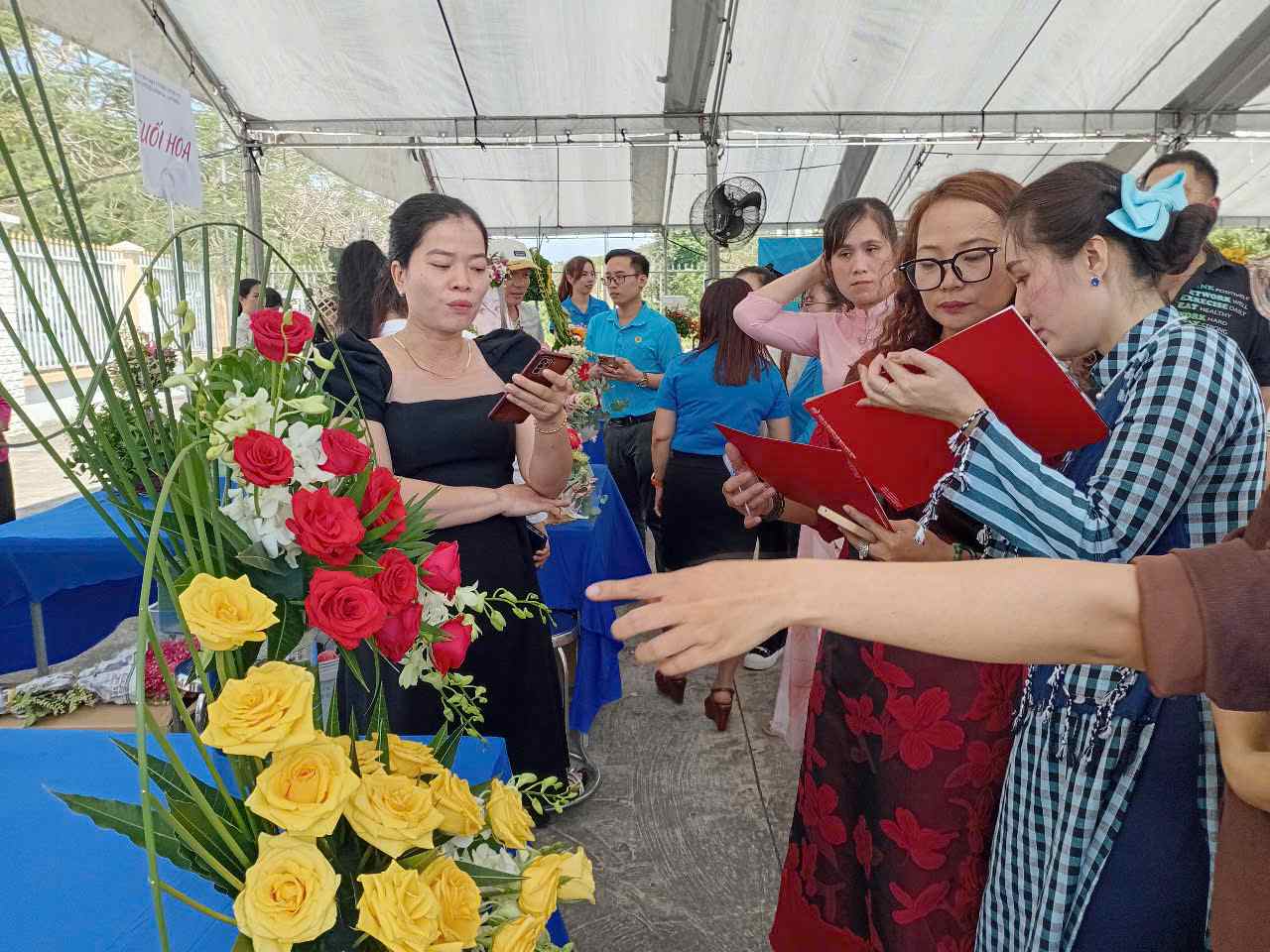 Attractive Flower arranging Contest on March 8 among workers in Long An. Photo: Ky Quan