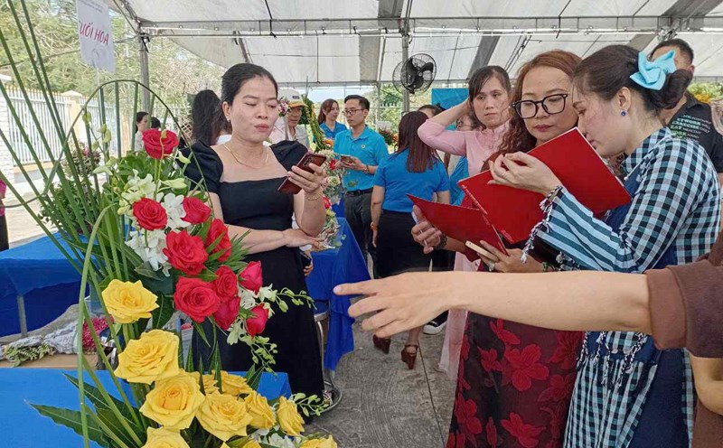 Attractive Flower arranging Contest on March 8 among workers in Long An. Photo: Ky Quan