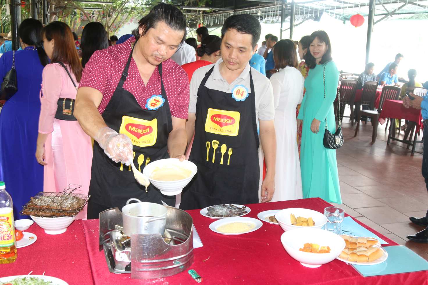 Các quý ông Nha Trang trổ tài ở hội thi. Ảnh: Phương Linh