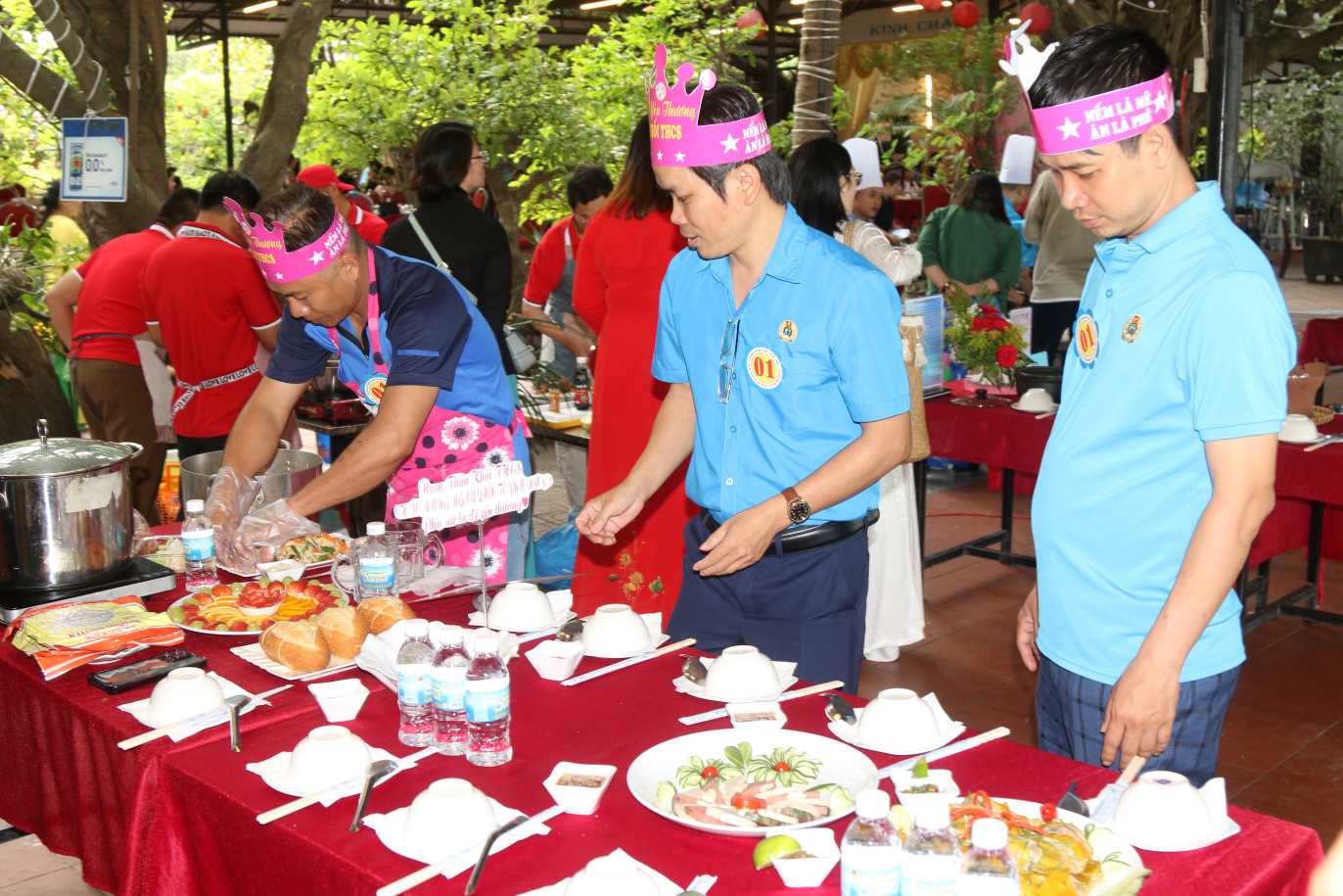 Nha Trang male union member entered the kitchen to show off his cooking skills. Photo: Phuong Linh