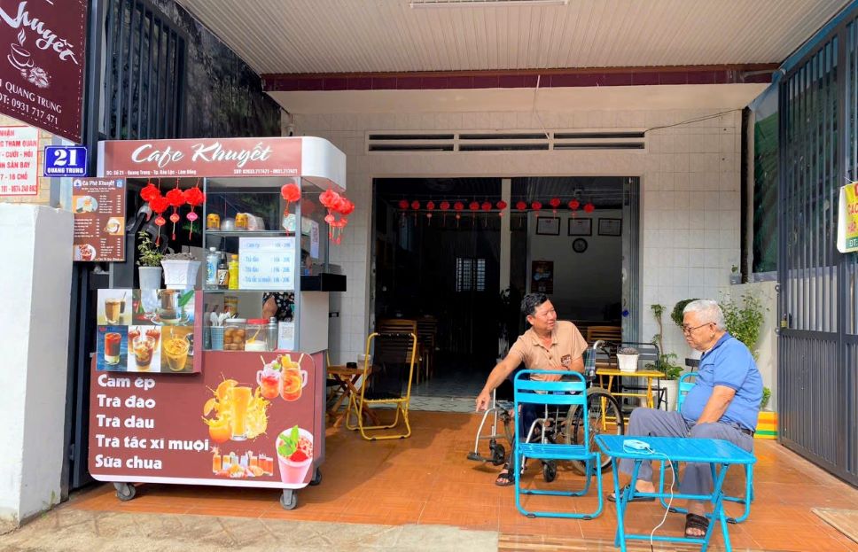 Không gian quán cà phê Khuyết. Ảnh: Lam Hồng