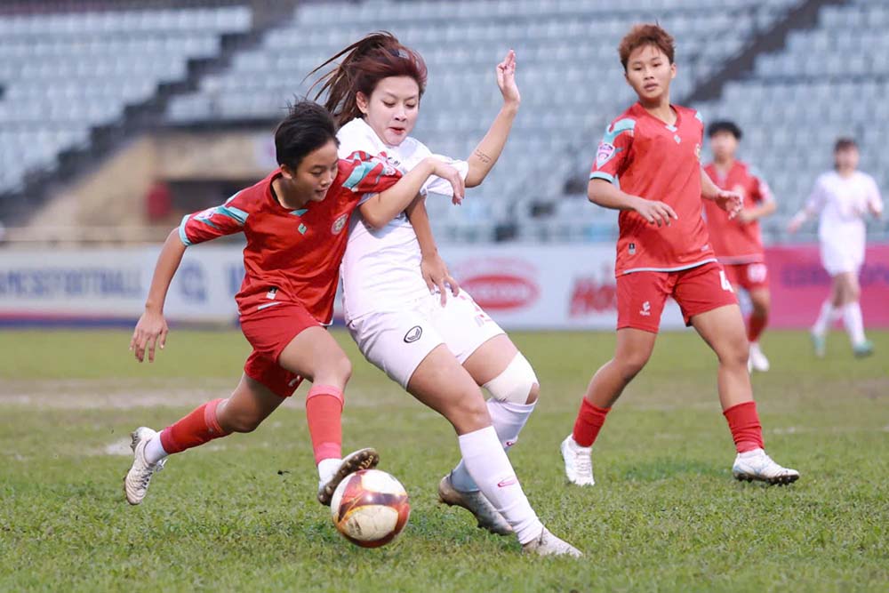 Phong Phu Ha Nam (white shirt) had an important victory over Ho Chi Minh City in the 9th round of the 2025 National U19 Women's Championship. Photo: VFF