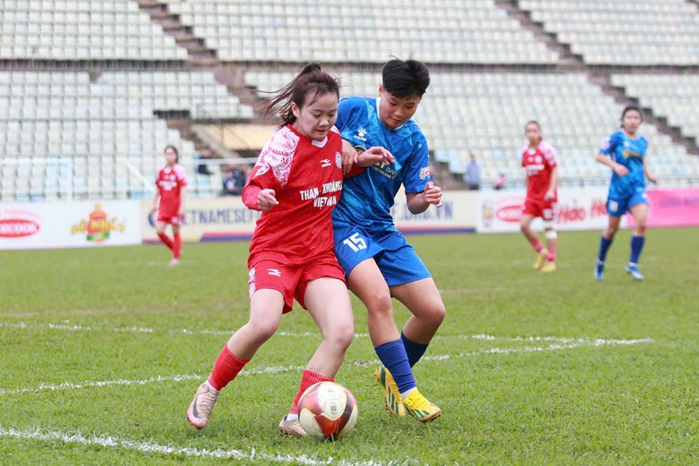 Than Khoang San Viet Nam (ao do) thi dau lep ve truoc Thai Nguyen T&T. Anh: VFF