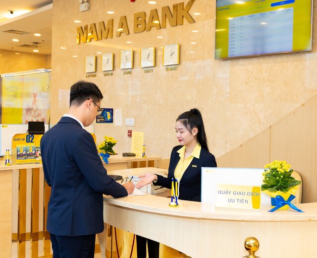 Khach hang giao dich tai Nam A Bank.