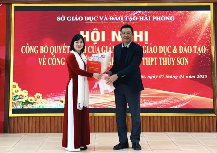 Ms. Nguyen Thi Thu Hoai, Deputy Chief Inspector of the Department, holds the position of Principal of Thuy Son High School. Photo: Hai Phong Department of Education and Training