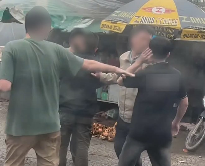 The employee fighting with the foreign tourist has been suspended to have a suitable handling plan. Photo cut from clip