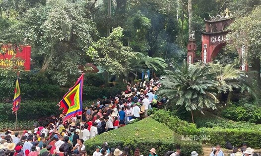 Mỗi năm hàng triệu lượt khách đổ về Phú Thọ dịp Giỗ Tổ Hùng Vương. Ảnh: Tô Công