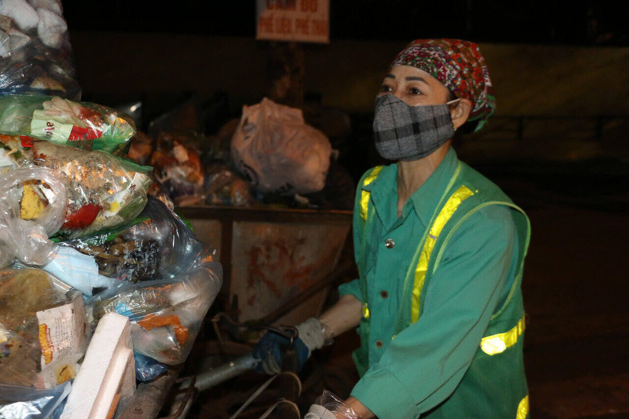 Chi Thao tam su, ngay 8.3 cung co nam thay vui vi duoc cac ban tre di qua tang cho 1 bong hoa. Anh: Yen San