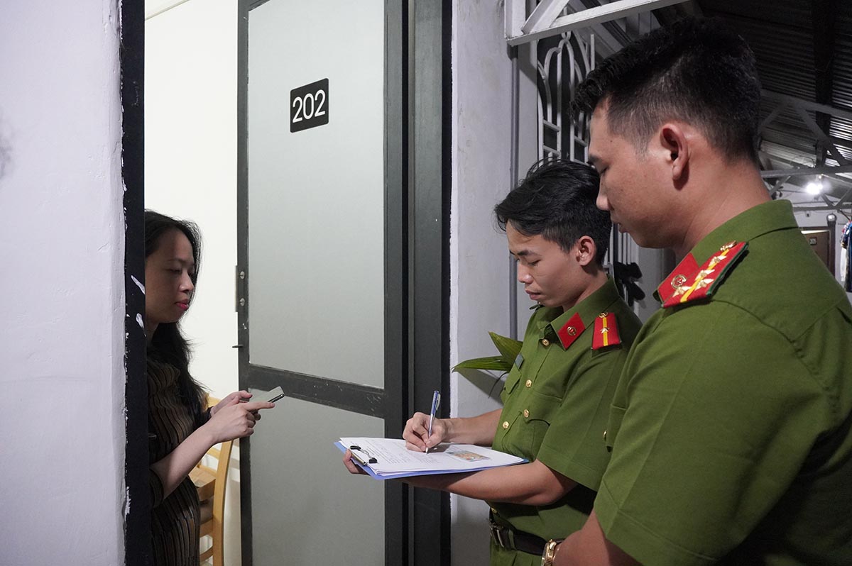 The ward People's Committee officers coordinated with Pham Ngu Lao ward police to inspect each apartment in the apartment building. Photo: Nhu Quynh