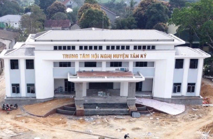 The Tan Ky District Cultural, Sports and Communications Center project (Nghe An) has temporarily suspended construction. Photo: Khanh Trung