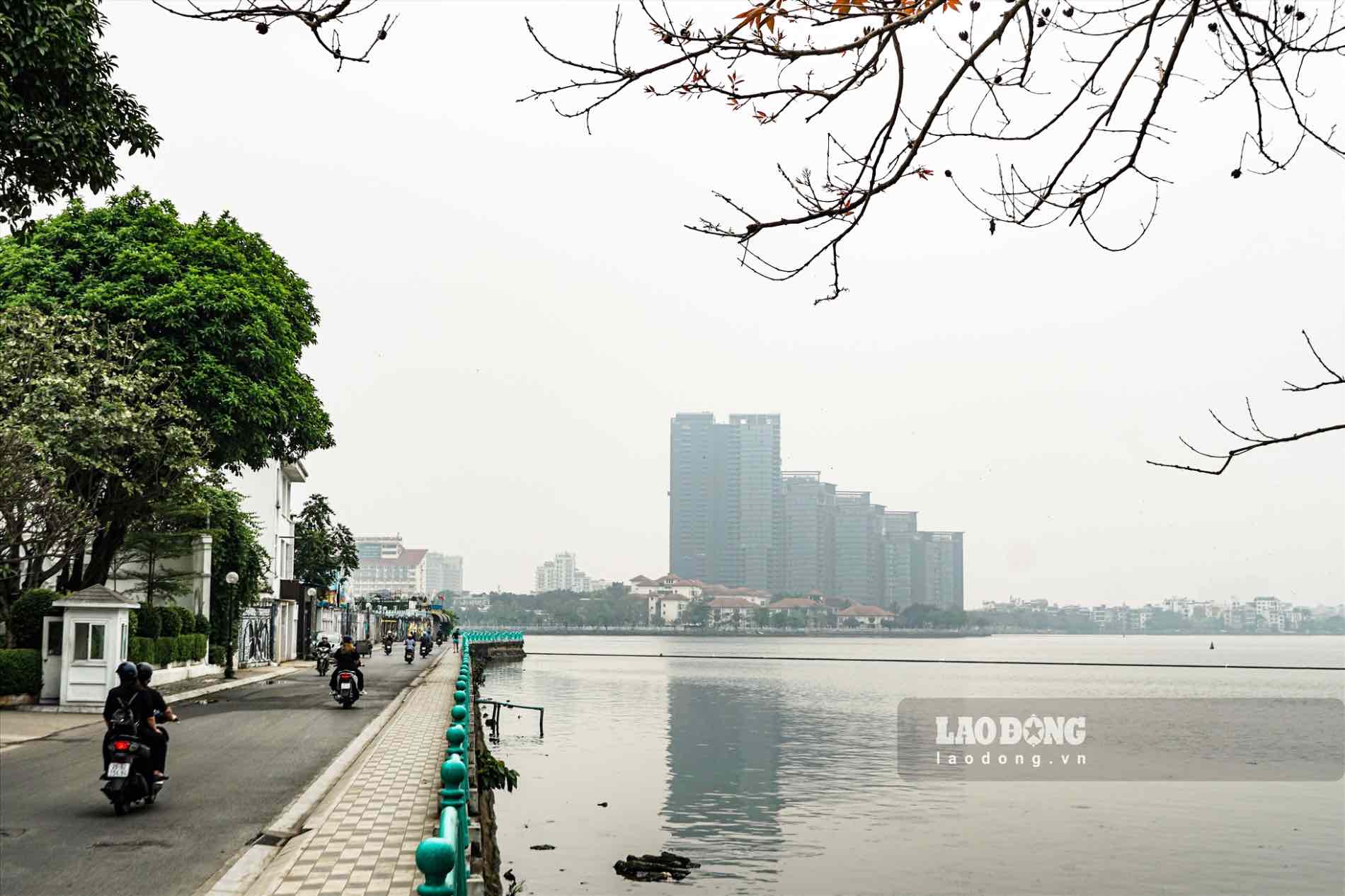 The road along West Lake (Tay Ho District, Hanoi). Photo: Tung Giang