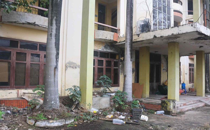 An abandoned public office for many years in Ha Dong (Hanoi). Photo: Khanh An