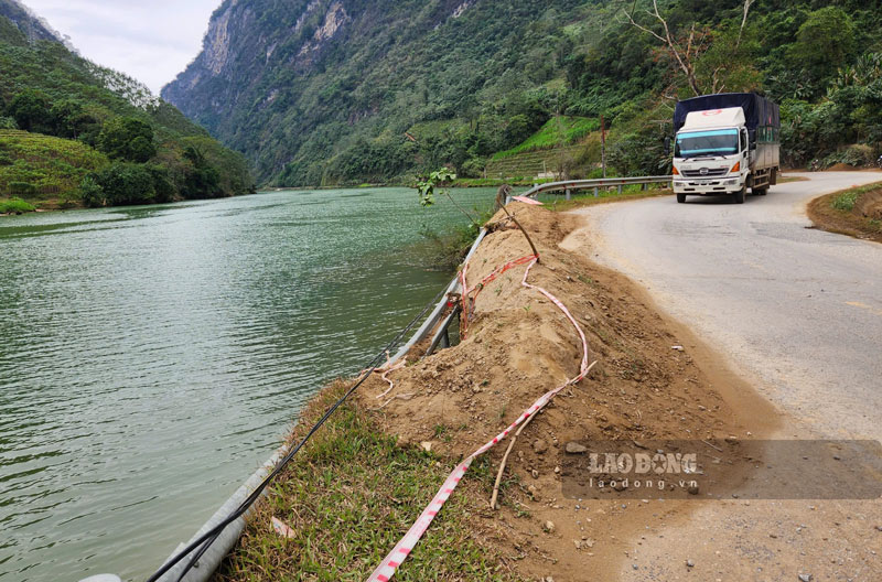 People hope that National Highway 34 will be repaired soon. Photo: Tan Van