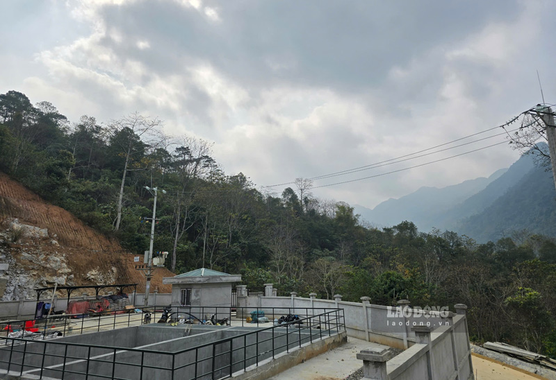 Nhà máy nước sạch tại thị trấn Pác Miầu vẫn chưa thể hoàn thành. Ảnh: Tân Văn.