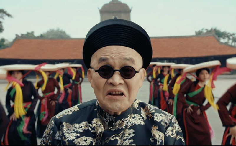 Artist Xuan Hinh in the MV "Bac Bling". Photo: Cut from MV