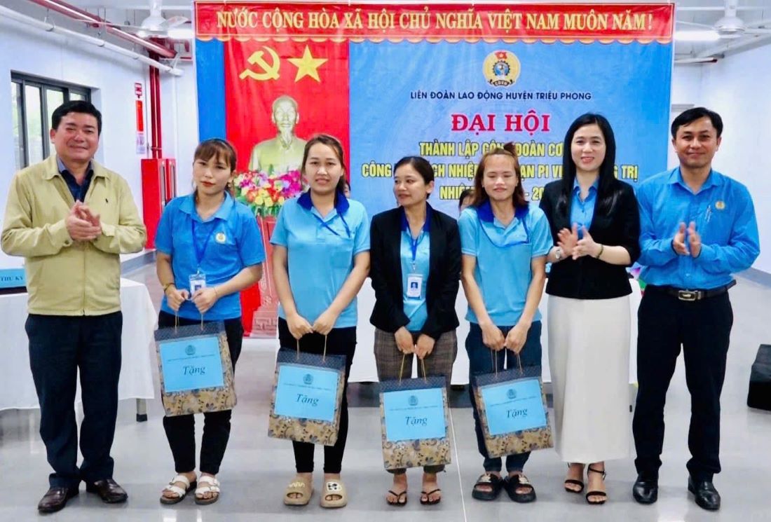 Leaders of the Quang Tri Provincial Federation of Labor, leaders of the People's Committee of Trieu Phong District, leaders of the Trieu Phong District Federation of Labor presented gifts to workers at the Grassroots Union Establishment Congress. Photo: H.Nguyen