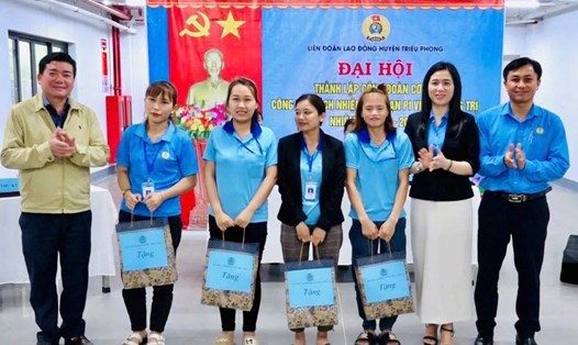 Lãnh đạo LĐLĐ tỉnh Quảng Trị, lãnh đạo UBND huyện Triệu Phong, lãnh đạo LĐLĐ huyện Triệu Phong tặng quà cho người lao động tại Đại hội thành lập Công đoàn cơ sở. Ảnh: H.Nguyên