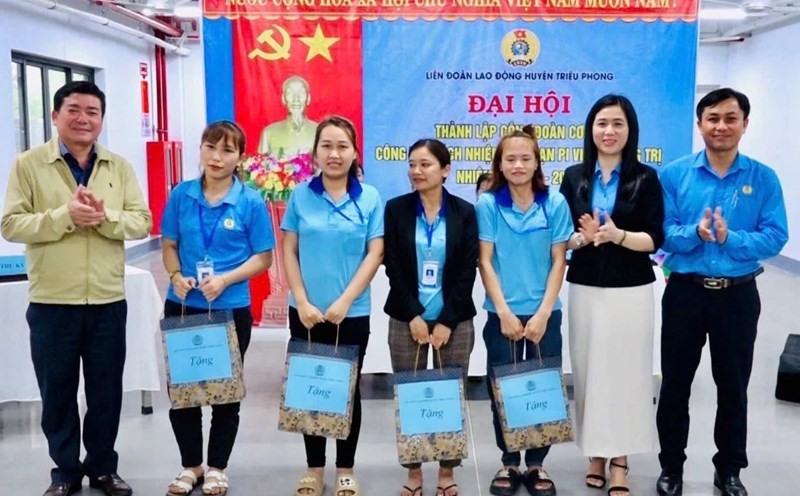 Leaders of the Quang Tri Provincial Federation of Labor, leaders of the People's Committee of Trieu Phong District, leaders of the Trieu Phong District Federation of Labor presented gifts to workers at the Grassroots Union Establishment Congress. Photo: H.Nguyen