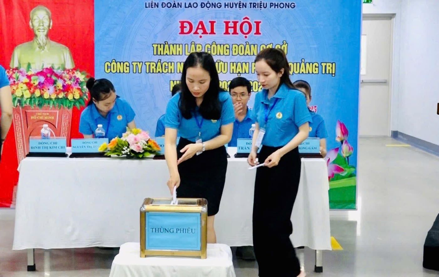 Bỏ phiếu bầu Ban Chấp hành CĐCS Công ty TNHH PI VINA Quảng Trị. Ảnh: H.Nguyên