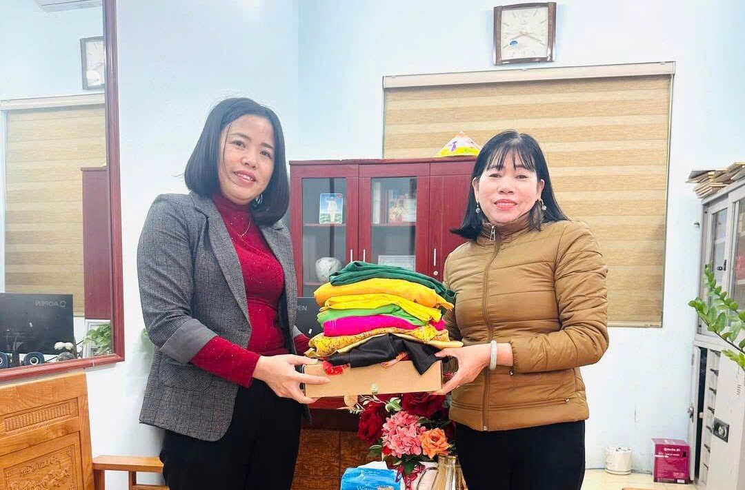 The program "Giving Ao Dai - Giving Love" launched by the Hong Ky Commune Labor Union (Soc Son) on the occasion of International Women's Day was responded to by women. Photo: Trade Union