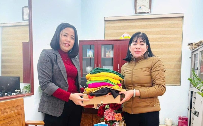 The program "Giving Ao Dai - Giving Love" launched by the Hong Ky Commune Labor Union (Soc Son) on the occasion of International Women's Day was responded to by women. Photo: Trade Union