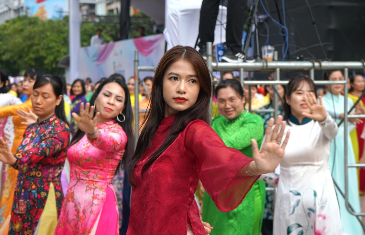 Thousands of people perform in Ao Dai at Nguyen Hue walking street.