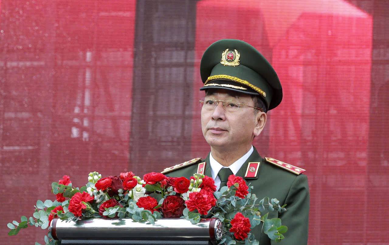 Senior Lieutenant General Tran Quoc To delivered the opening speech of the "Ao Dai Festival" program for the People's Public Security women. Photo: To The
