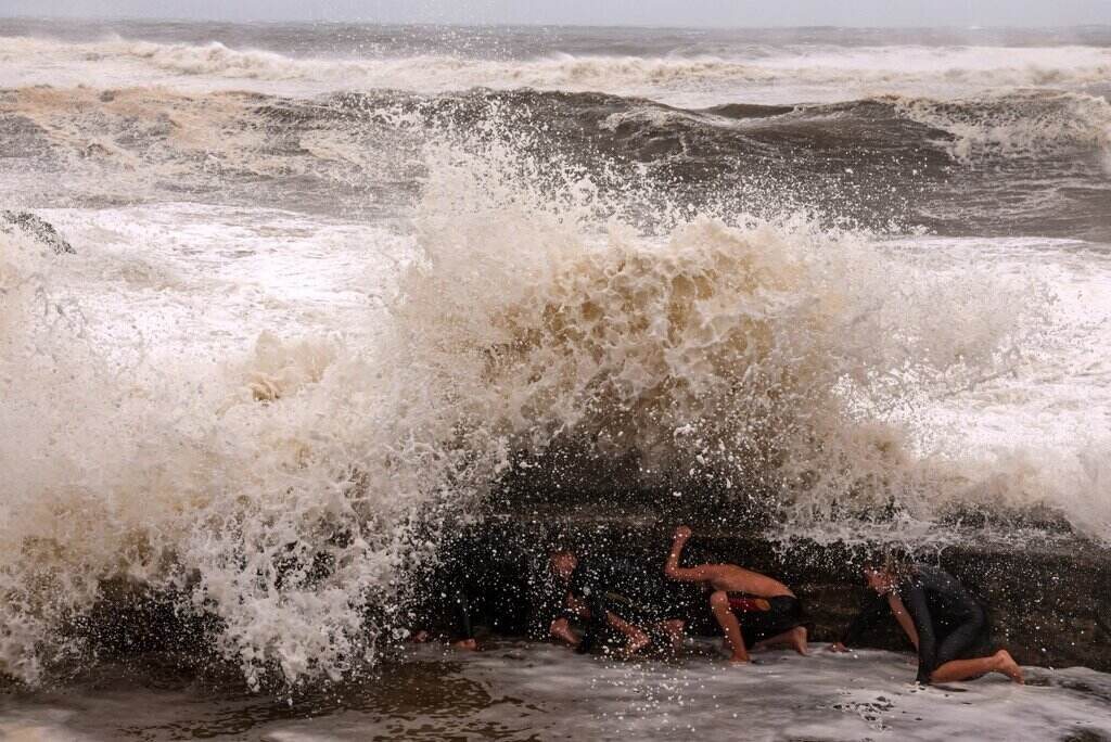 A large wave caused by Typhoon Alfred at Point Danger in Coolangatta, Australia on March 7. Photo: AFP