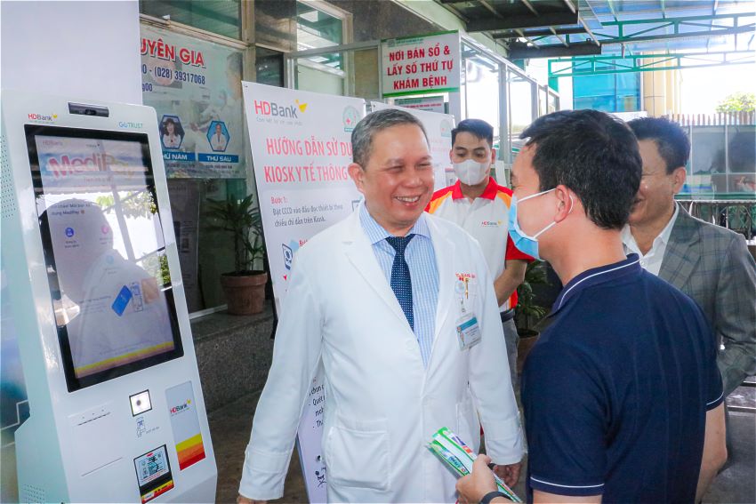 Dr. Le Tran Quang Minh - Director of Ho Chi Minh City Oral Hospital introduced HDBank's Smart Medical Kiosk system to users. Photo: HDBank